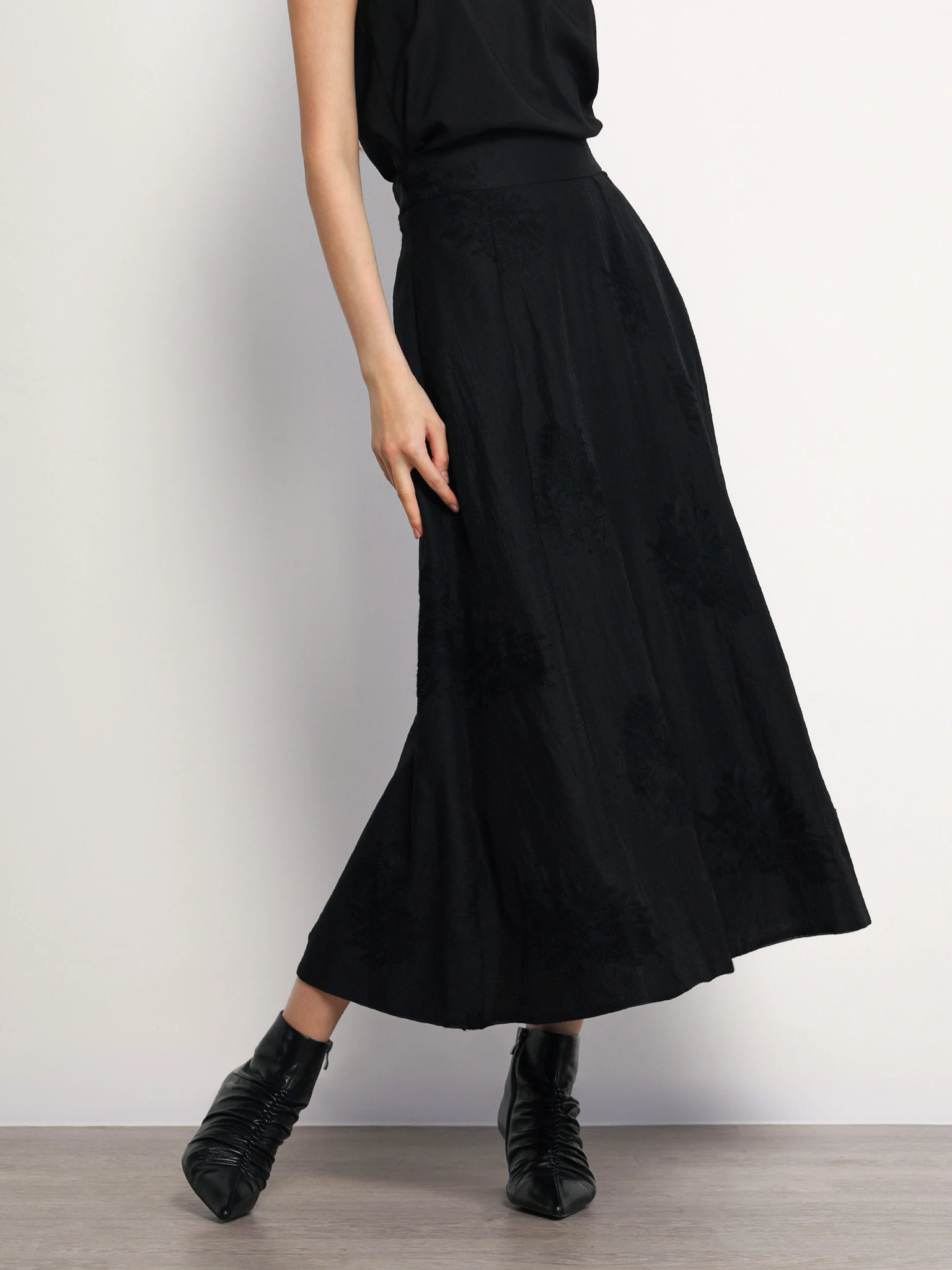 Юбка черного цвета с эластичным поясом